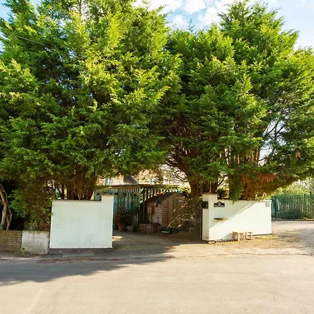 Twin Beds With Private Bathroom At Fir Tree Homestay Bristol