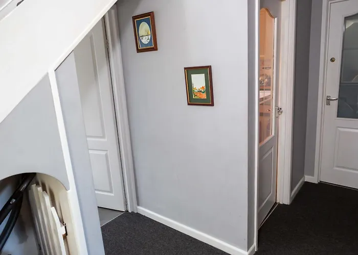 Twin Beds With Private Bathroom At Fir Tree Homestay *