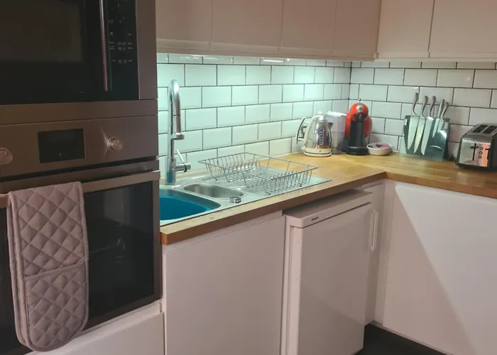 Twin Beds With Private Bathroom At Fir Tree *