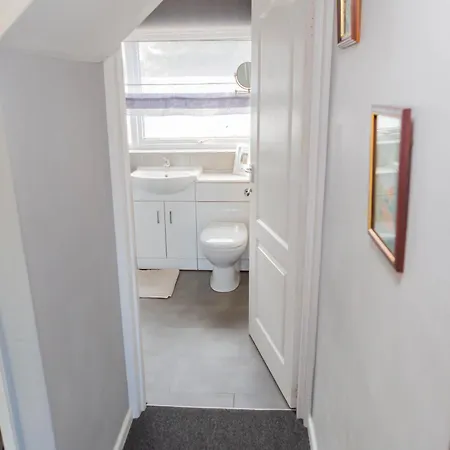 Privatunterkunft Twin Beds With Private Bathroom At Fir Tree