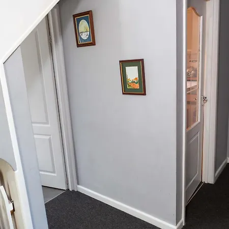 Twin Beds With Private Bathroom At Fir Tree Privatunterkunft *