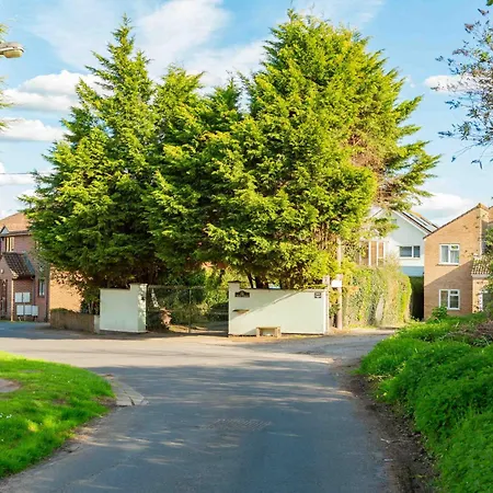 Privatunterkunft Twin Beds With Private Bathroom At Fir Tree *