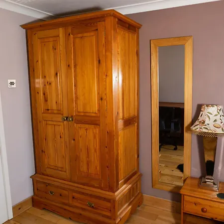 Twin Beds With Private Bathroom At Fir Tree Accommodatie bij particulieren Bristol