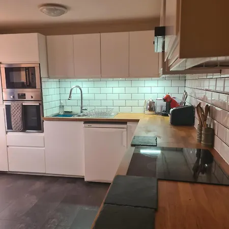 Twin Beds With Private Bathroom At Fir Tree Alloggio in famiglia *