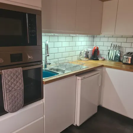 Twin Beds With Private Bathroom At Fir Tree *