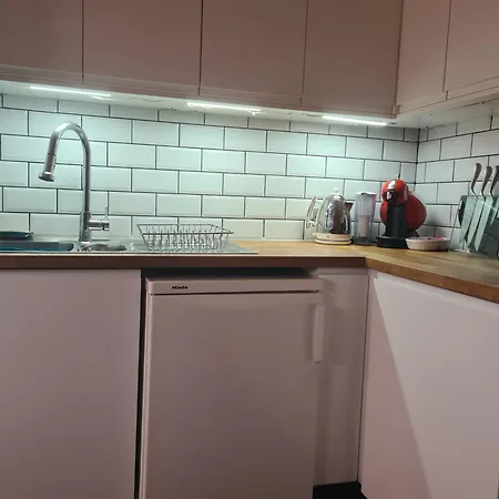 Twin Beds With Private Bathroom At Fir Tree Bristol