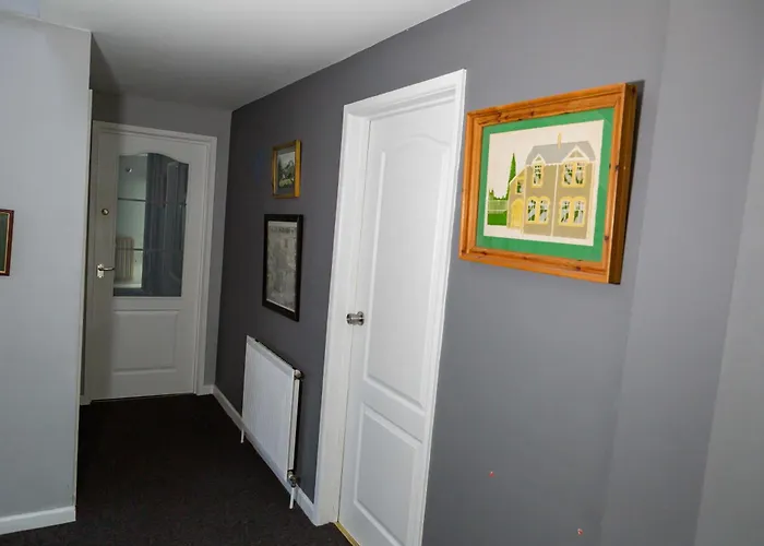 Twin Beds With Private Bathroom At Fir Tree Проживання в сім'ї