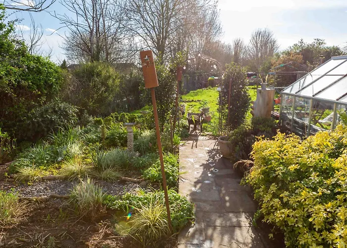 Twin Beds With Private Bathroom At Fir Tree Проживання в сім'ї *