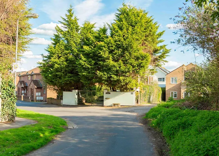 Проживання в сім'ї Twin Beds With Private Bathroom At Fir Tree *