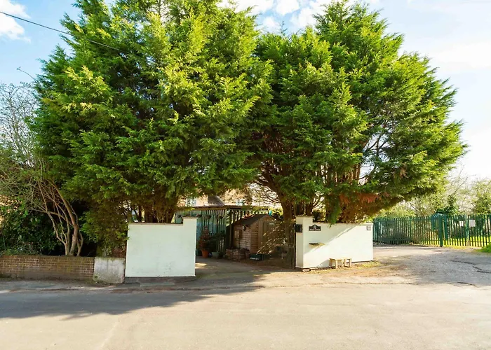 Twin Beds With Private Bathroom At Fir Tree منزل للإقامة بريستول