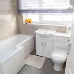 Twin Beds With Private Bathroom At Fir Tree Séjour chez l'habitant
