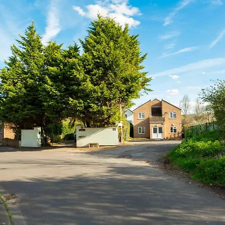 Twin Beds With Private Bathroom At Fir Tree * Bristol