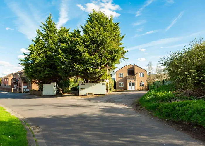 Twin Beds With Private Bathroom At Fir Tree * Bristol