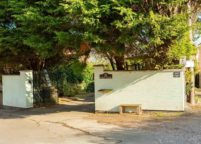 Twin Beds With Private Bathroom At Fir Tree * Bristol