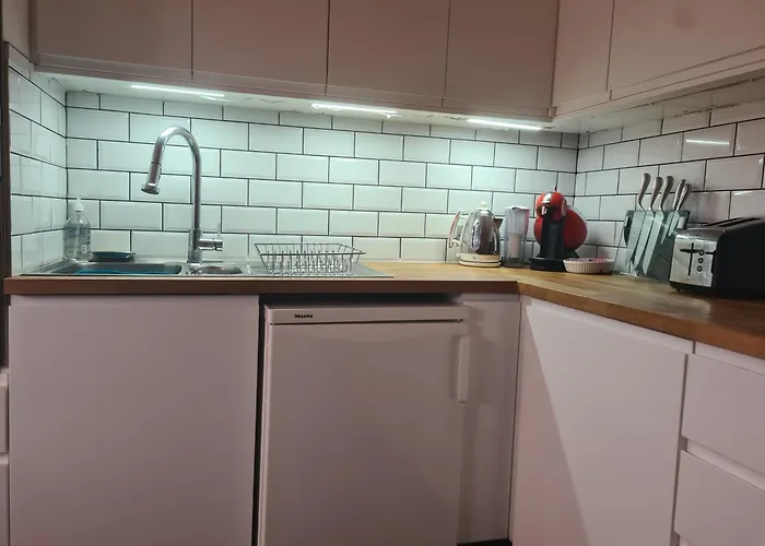 Twin Beds With Private Bathroom At Fir Tree Bristol